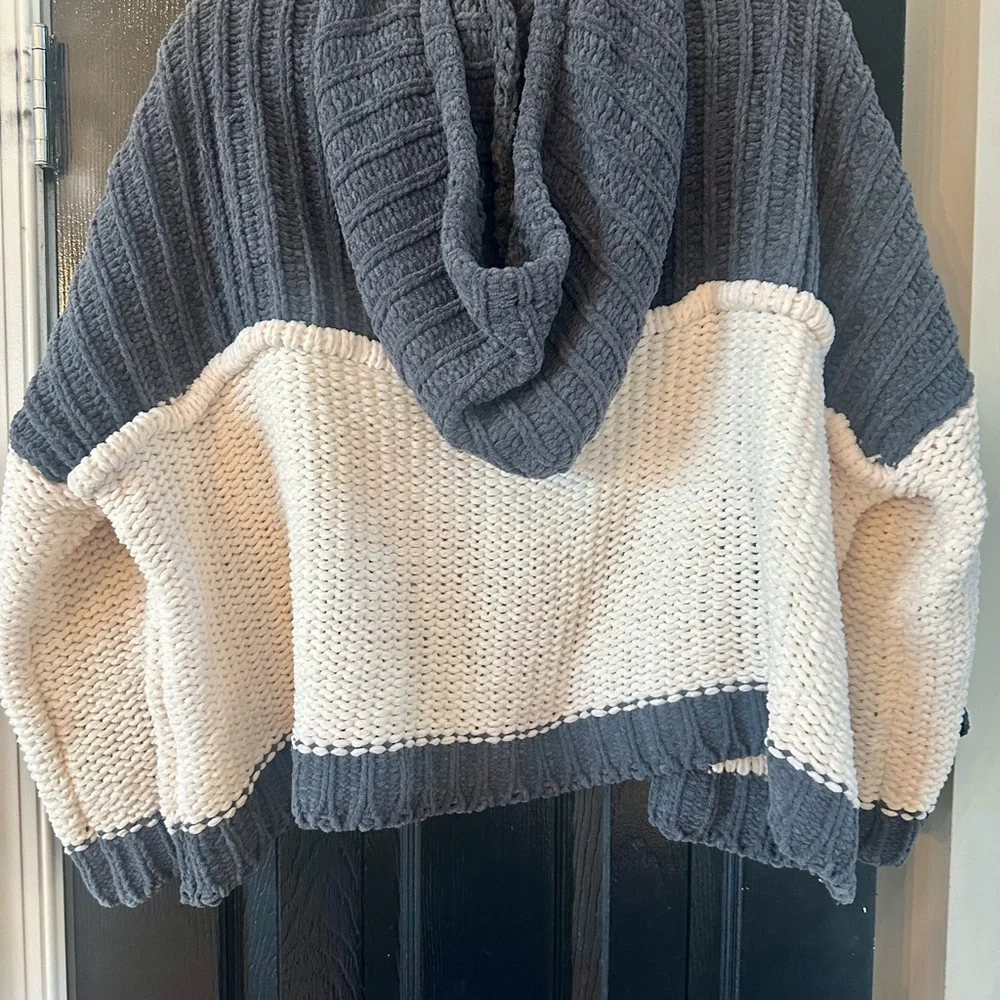 POL Chunky Knit Hooded Cozy Sweater with Pocket. Size Small. - Picture 4 of 4